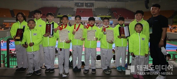 어린이 태권왕 대회에서 부산시 지역 최초로 종합우승을 일뤄낸 포천 초등학교 선수 및 지도자.