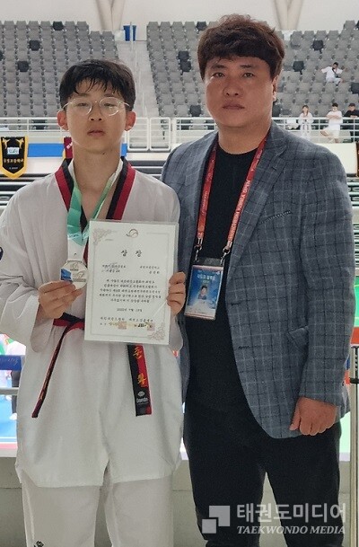 공준화(사진 왼쪽) 선수와 오지훈(사진 오른쪽) 부천 부흥중학교 코치