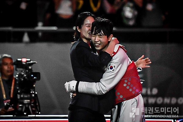 권도윤 선수가 금메달 획득 후 오혜리(사진 왼쪽) 코치와 기뻐하고 있다(사진=세계태권도연맹)